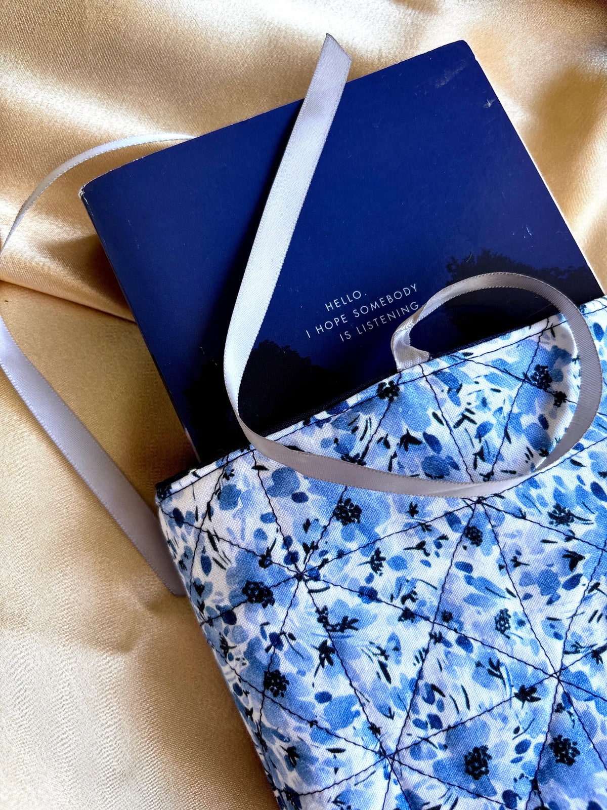 Les fleurs bleues Book Sleeve