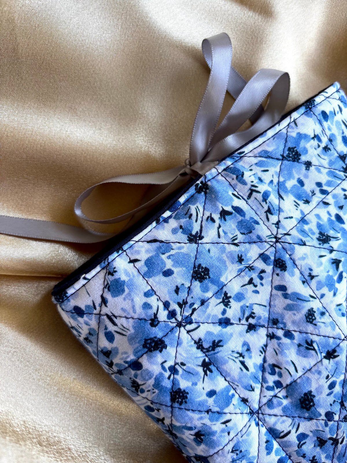Les fleurs bleues Book Sleeve