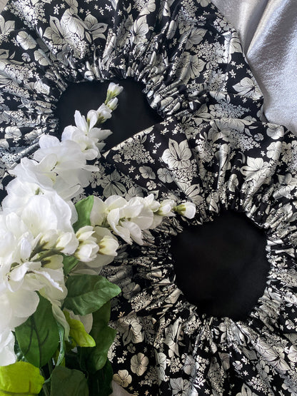 Flores de plata Satin Bonnet