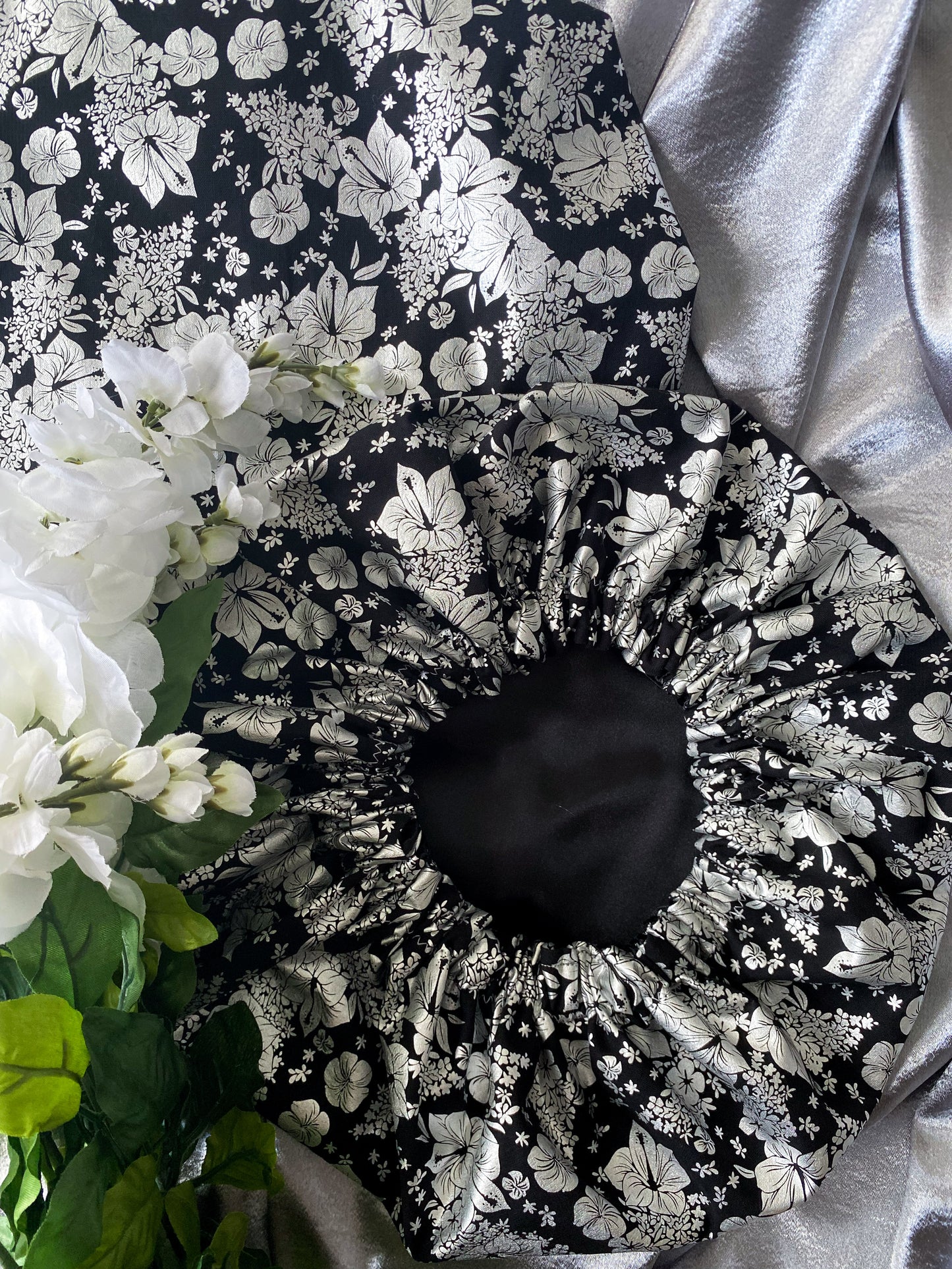Flores de plata Satin Bonnet